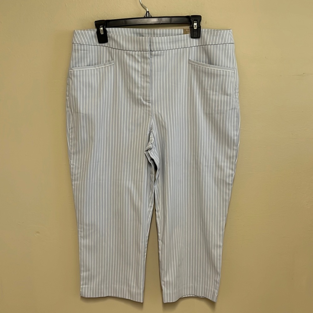 NWT! Chicos - fabulously slimming capri pants / trousers. Blue & White stripe